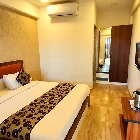 Hotel Tulip Plaza Αχμπανταμπάντ Εξωτερικό φωτογραφία