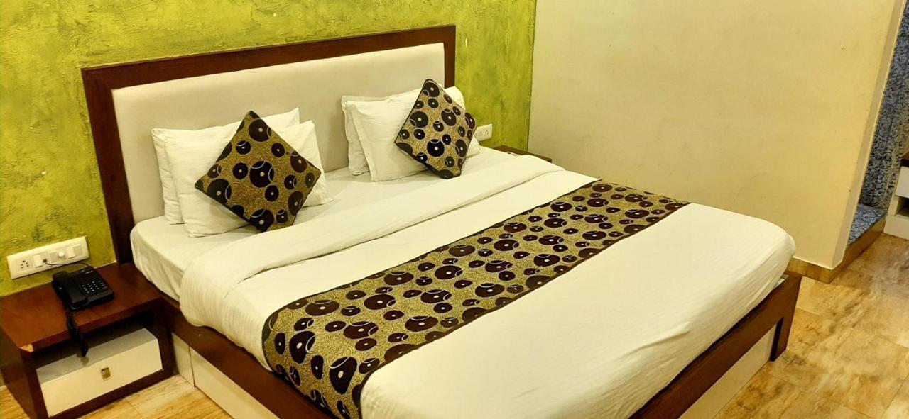 Hotel Tulip Plaza Αχμπανταμπάντ Εξωτερικό φωτογραφία