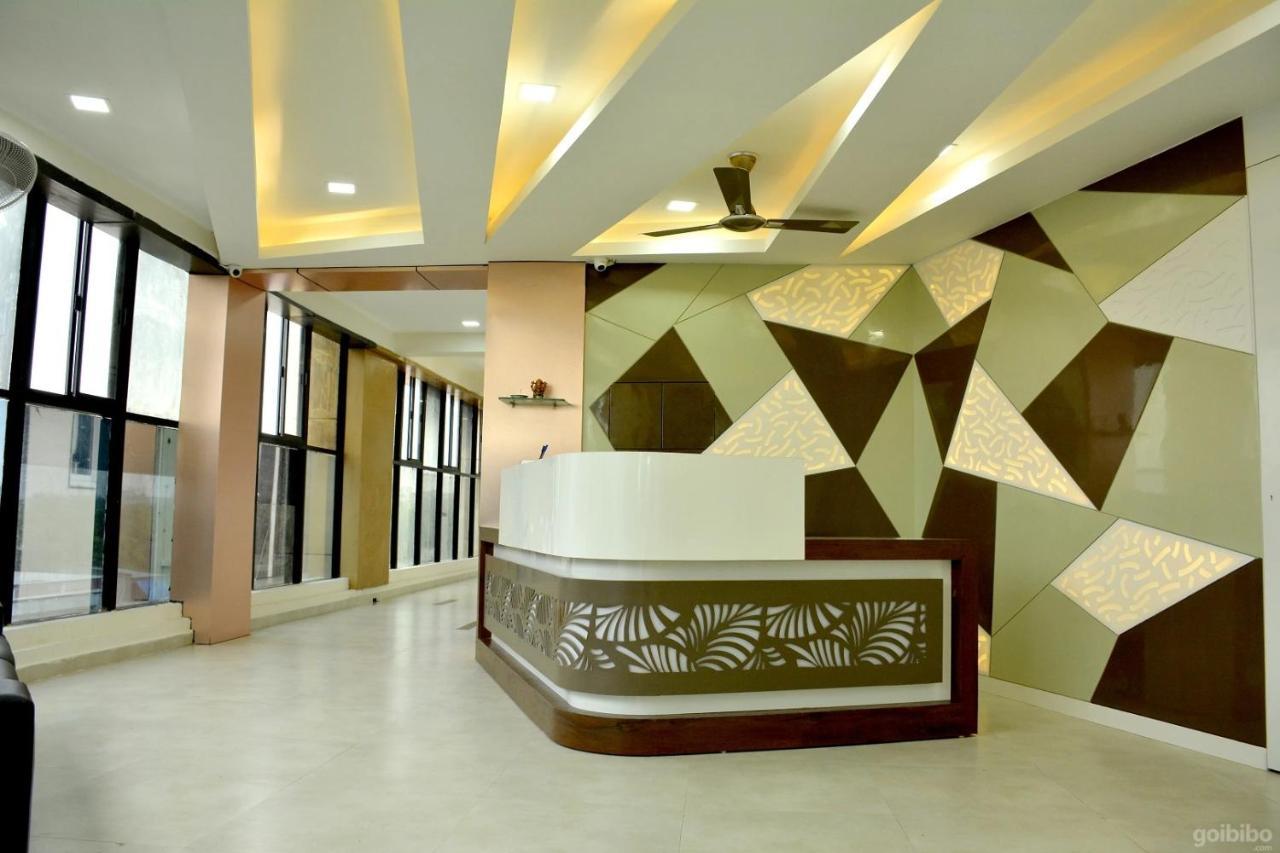 Hotel Tulip Plaza Αχμπανταμπάντ Εξωτερικό φωτογραφία