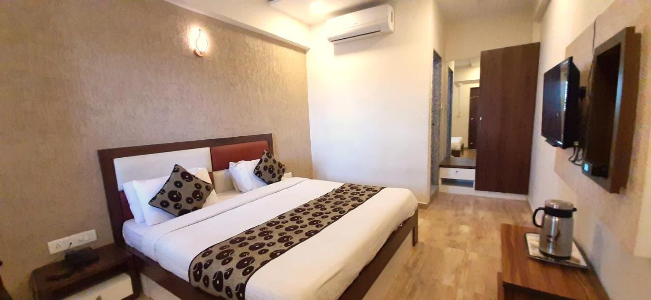 Hotel Tulip Plaza Αχμπανταμπάντ Εξωτερικό φωτογραφία