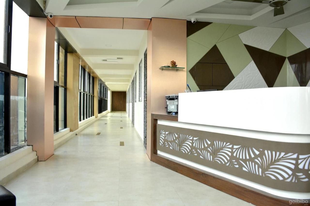 Hotel Tulip Plaza Αχμπανταμπάντ Εξωτερικό φωτογραφία