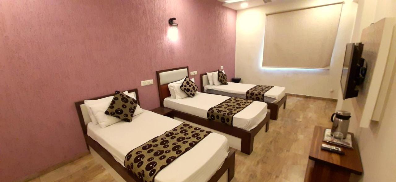 Hotel Tulip Plaza Αχμπανταμπάντ Εξωτερικό φωτογραφία