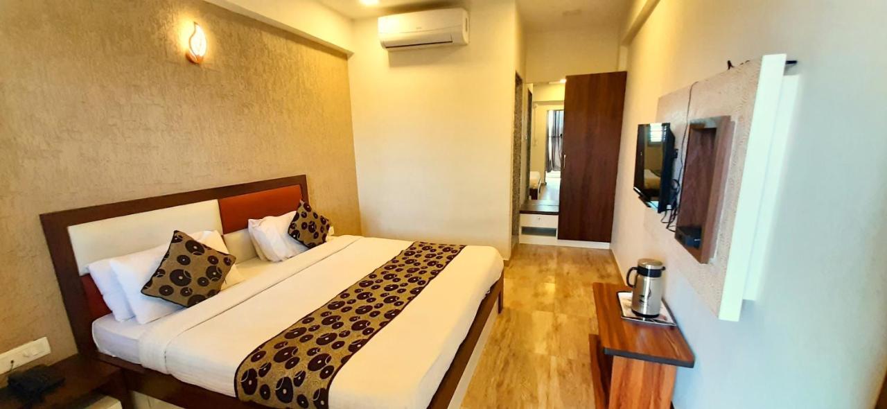 Hotel Tulip Plaza Αχμπανταμπάντ Εξωτερικό φωτογραφία
