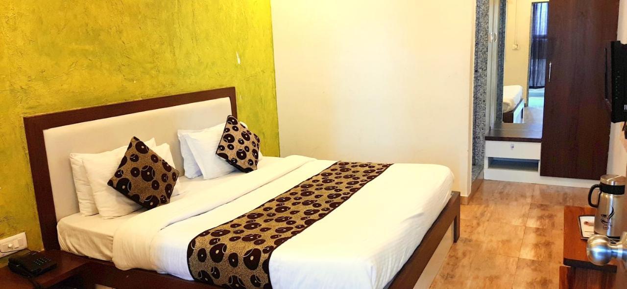 Hotel Tulip Plaza Αχμπανταμπάντ Εξωτερικό φωτογραφία