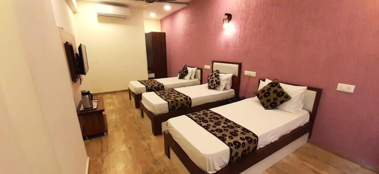 Hotel Tulip Plaza Αχμπανταμπάντ Εξωτερικό φωτογραφία