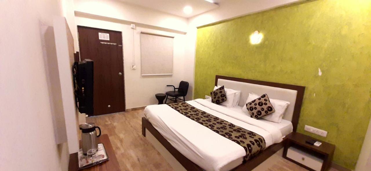 Hotel Tulip Plaza Αχμπανταμπάντ Εξωτερικό φωτογραφία
