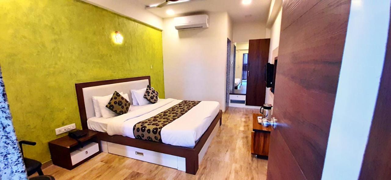 Hotel Tulip Plaza Αχμπανταμπάντ Εξωτερικό φωτογραφία