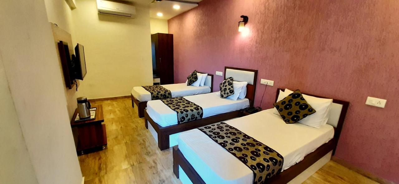 Hotel Tulip Plaza Αχμπανταμπάντ Εξωτερικό φωτογραφία