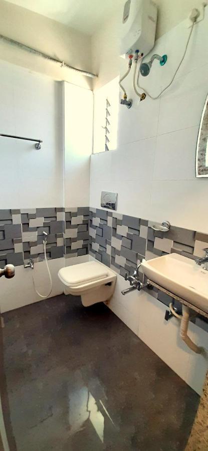 Hotel Tulip Plaza Αχμπανταμπάντ Εξωτερικό φωτογραφία
